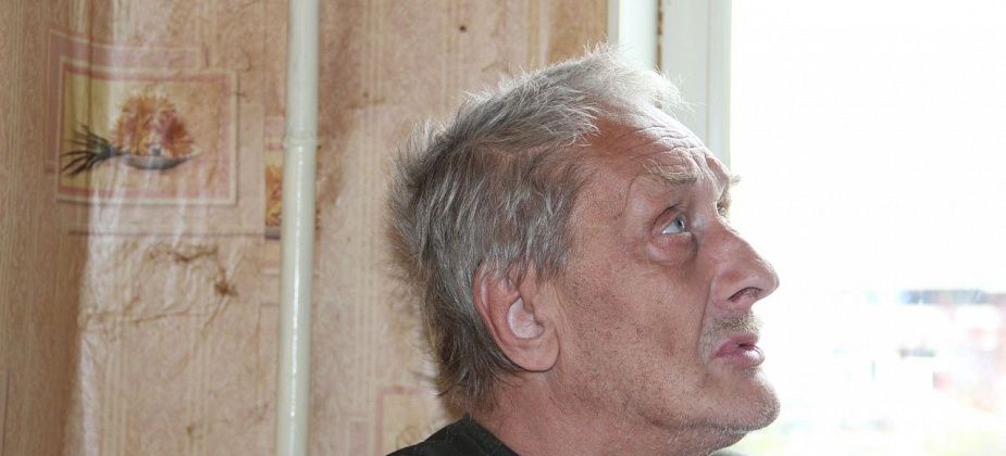 Из-за протечек после капремонта, сделанного 8 лет назад, в квартире инвалида рухнул потолок