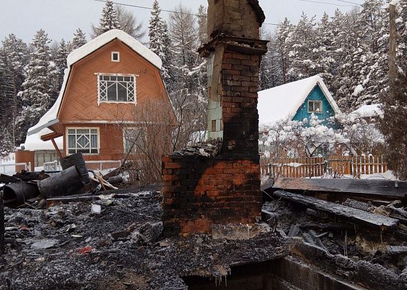В Серове сгорел садовый дом семьи экс-депутата. Предварительная причина - поджог
