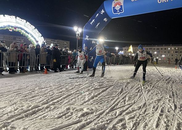 Священник, спортсмены и представители мэрии в национальных костюмах пробежали на лыжах вокруг храма