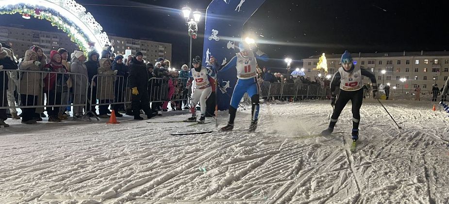 Священник, спортсмены и представители мэрии в национальных костюмах пробежали на лыжах вокруг храма