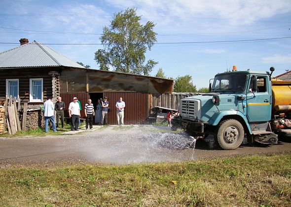 «С целью пылеподавления». Власти Серова объяснили появление поливальной машины перед визитом губернатора 