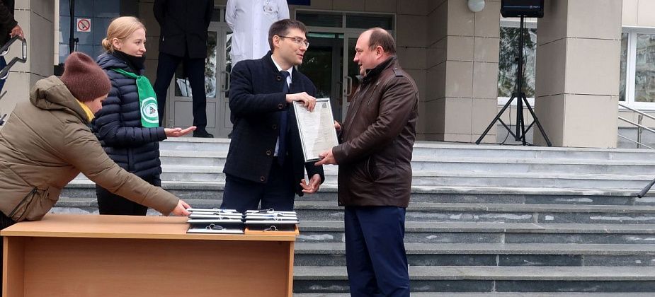  Минздрав передал Серову новую машину скорой помощи