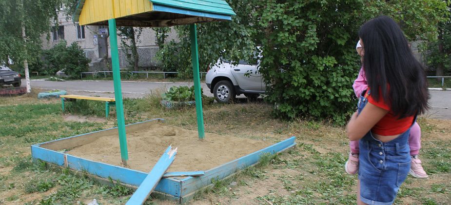 “Двор - отдельное государство”. Серовчане переживают за детей, которые играют в опасной песочнице