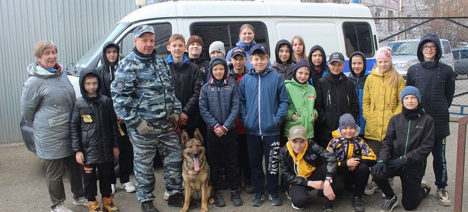 В преддверии майских праздников школьники побывали на экскурсии в полиции Серова