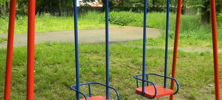 В Серове девочка травмировалась, качаясь во дворе на качелях