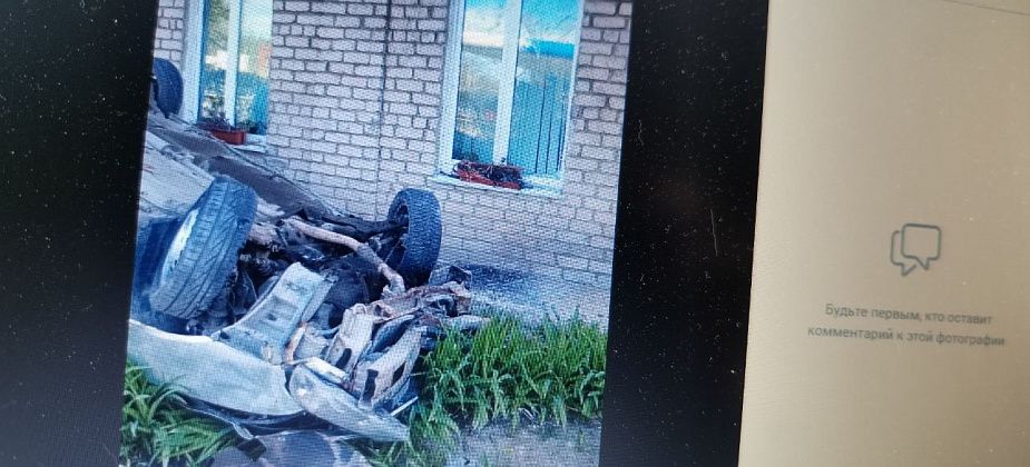 В Свердловской области легковушка врезалась в здание экзаменационного отдела ГИБДД