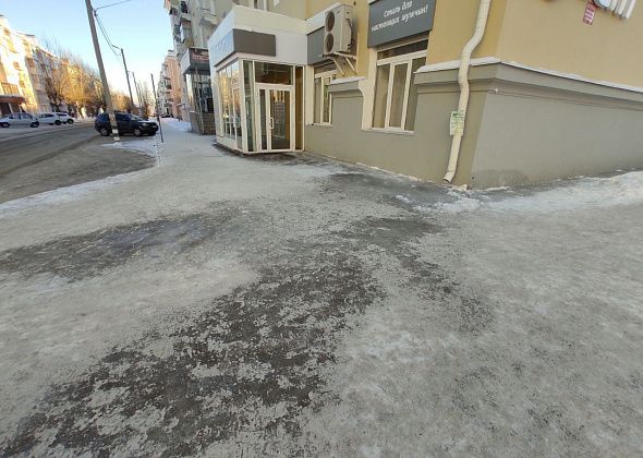 В центре Серова тротуары покрылись льдом от воды из водосточных труб