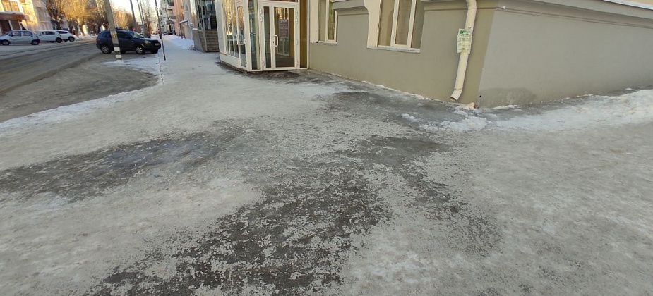 В центре Серова тротуары покрылись льдом от воды из водосточных труб