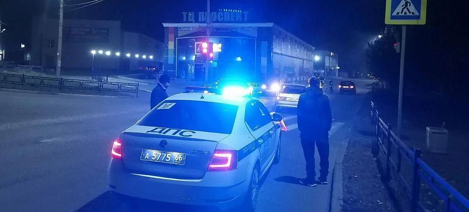 На проспекте Серова «четырка» наехала на подростков на пешеходном переходе