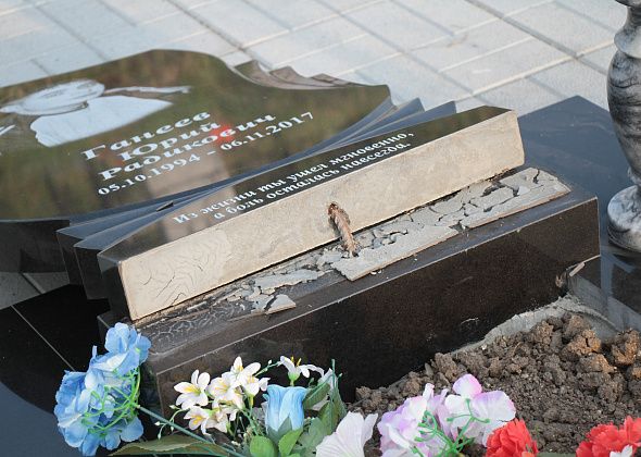 Вандалы осквернили захоронения на кладбище серовского села