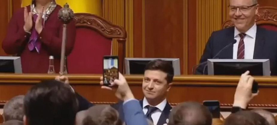 Зеленский объявил о роспуске Верховной рады и предложил правительству уйти в отставку