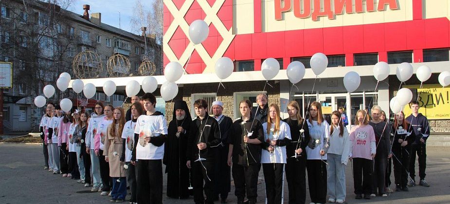 В Серове прошла линейка, посвященная Дню белых журавлей