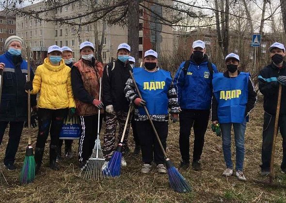 Серовское отделение ЛДПР провело субботник в честь дня рождения Жириновского