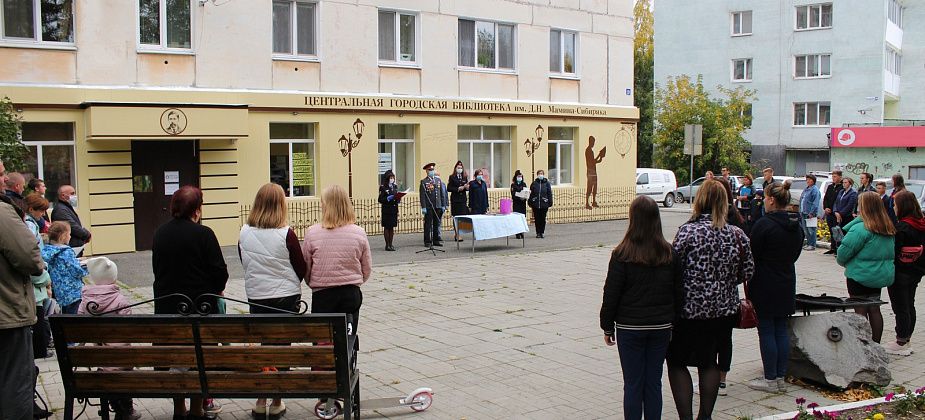 Полиция вручила юным серовчанам паспорта и дипломы по итогам конкурсов, посвященных 75-летию Победы 