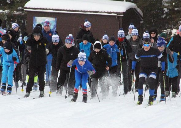 На лыжах, санках и руках родителей. Серовчане пробежали "Лыжню России"
