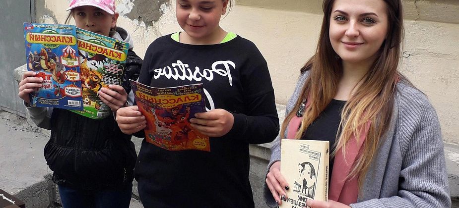 В Серове библиотекари дарили прохожим книги