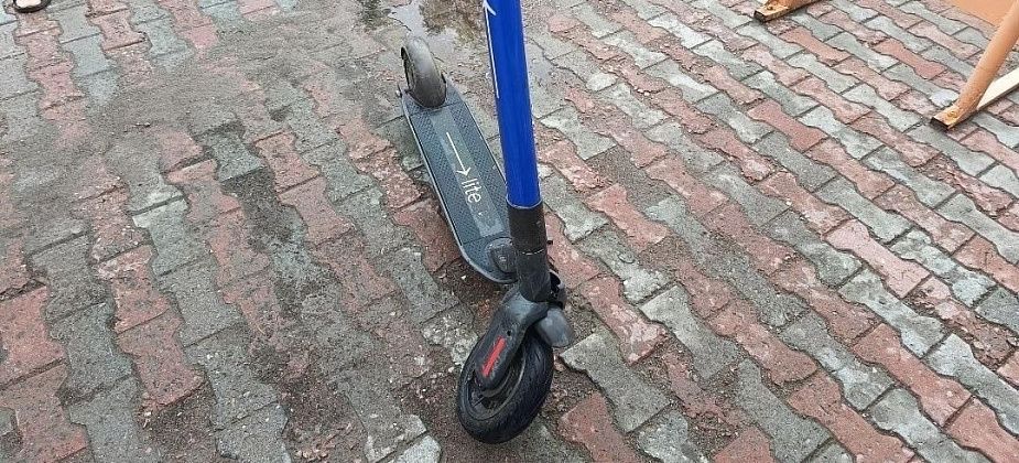 В Серове столкнулись автомобиль и электросамокат. ГАИ разыскивает водителя машины и очевидцев ДТП