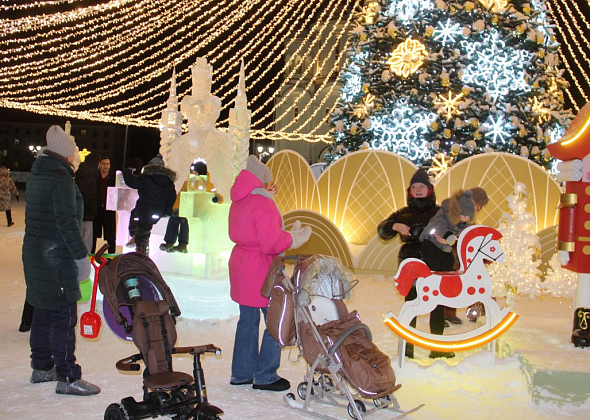 Лед из Челябинска, скульптура-автопортрет и новая ель со световым шатром. В Серове открыли зимний городок