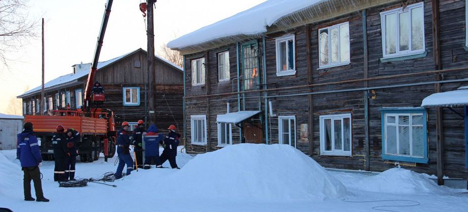 Окно, выбитое в серовской двухэтажке упавшим от ветра столбом, заменили
