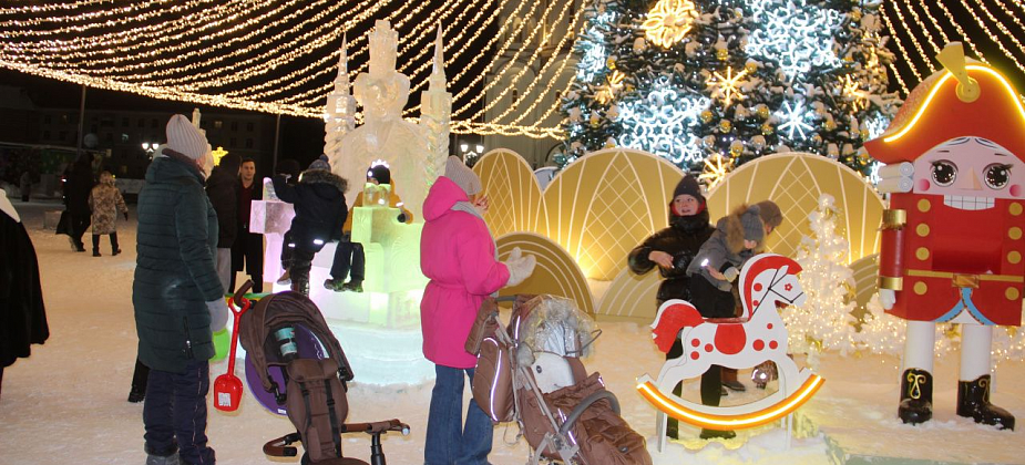 Лед из Челябинска, скульптура-автопортрет и новая ель со световым шатром. В Серове открыли зимний городок