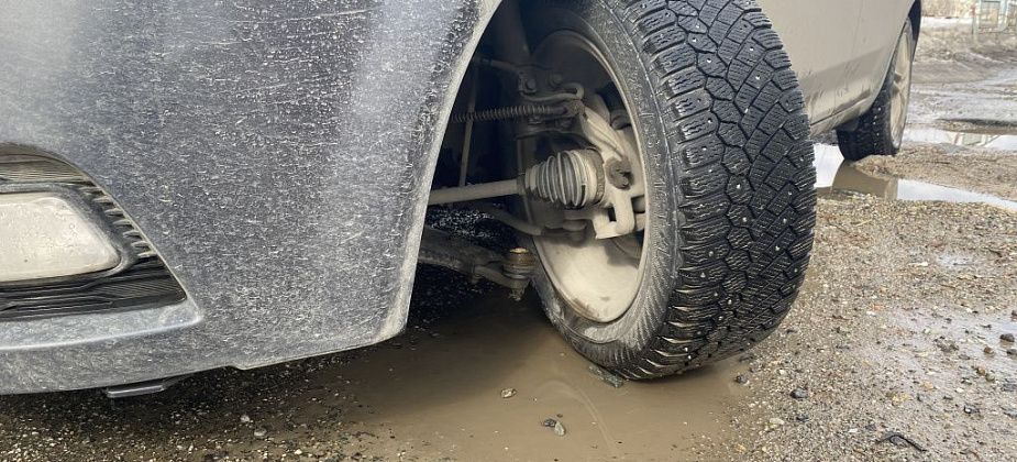 В Серове иномарка попала в яму на реконструируемой улице Заславского и повредила ходовую