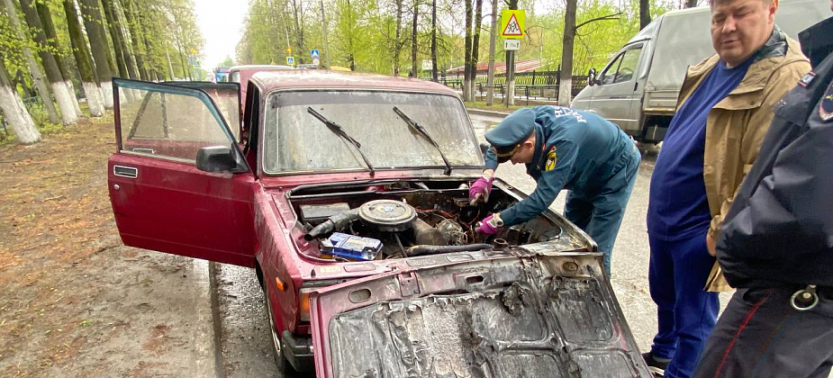 На улице в Серове сгорел автомобиль. "Попытался сам справиться с помощью огнетушителя, но не получилось"