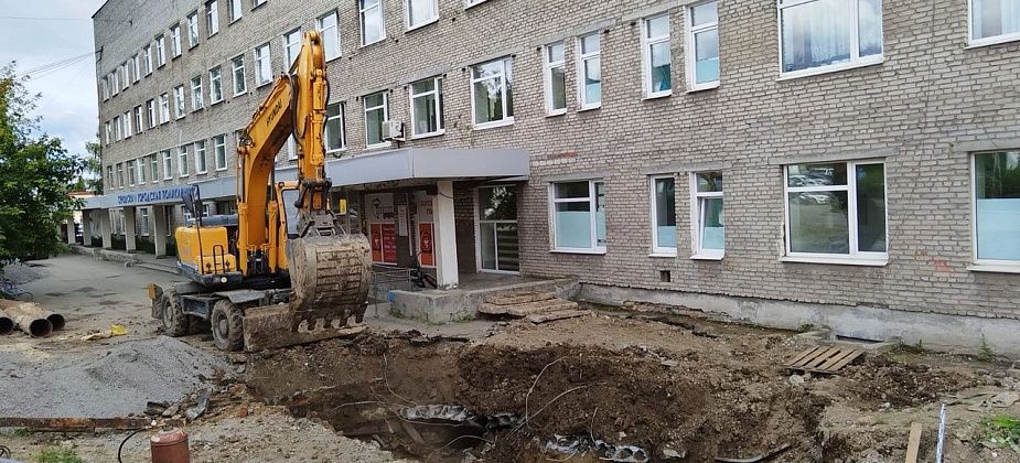 Из-за ремонта теплосетей в серовской поликлинике закрыли центральный вход