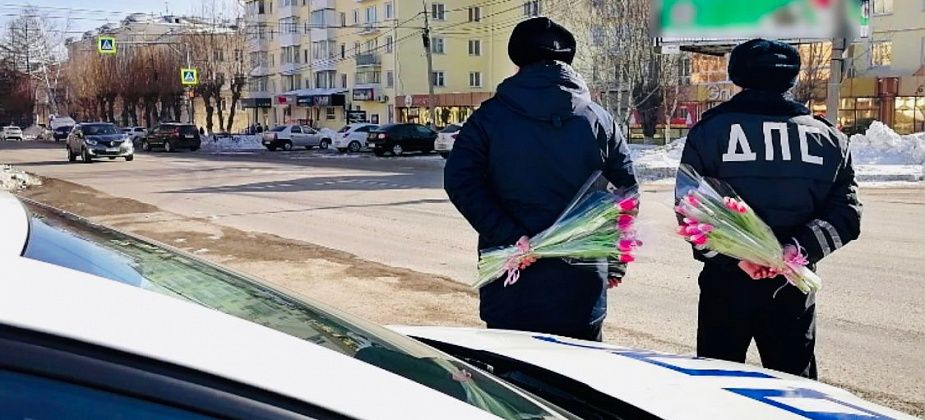 Сотрудники Госавтоинспекции порадовали серовских автоледи цветами