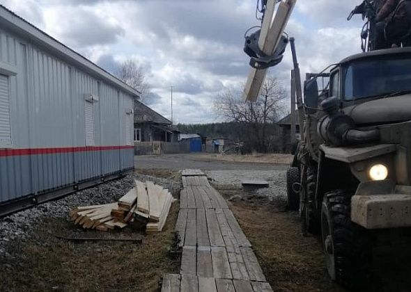 Ремонтом травмоопасного тротуара в Андриановичах занялись железнодорожники. Обещают завершить в мае