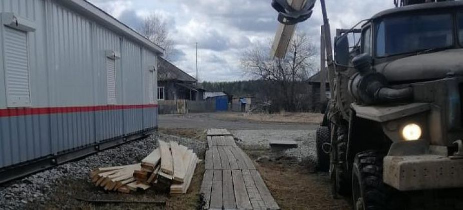 Ремонтом травмоопасного тротуара в Андриановичах занялись железнодорожники. Обещают завершить в мае