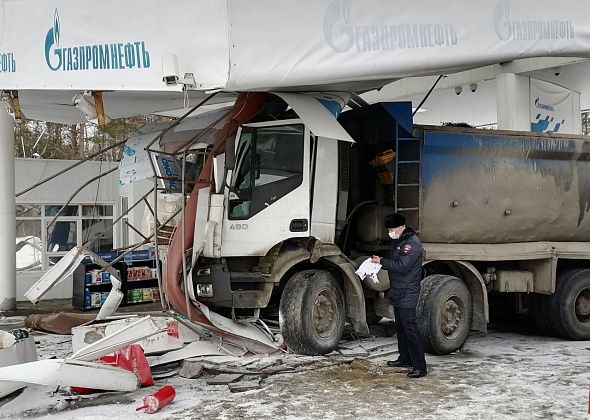 ГИБДД: водитель грузовика, въехавшего в АЗС в Серове, получил незначительные травмы