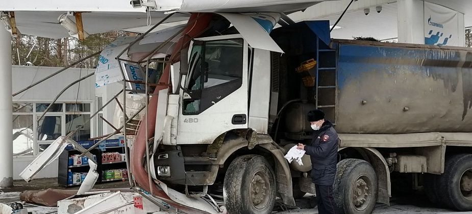 ГИБДД: водитель грузовика, въехавшего в АЗС в Серове, получил незначительные травмы