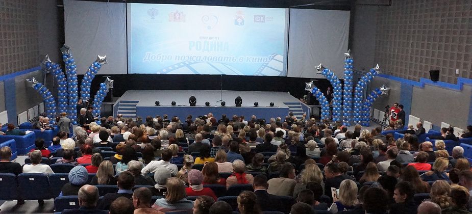 Звезда "Бумера" открыла кинотеатр в серовской "Родине"