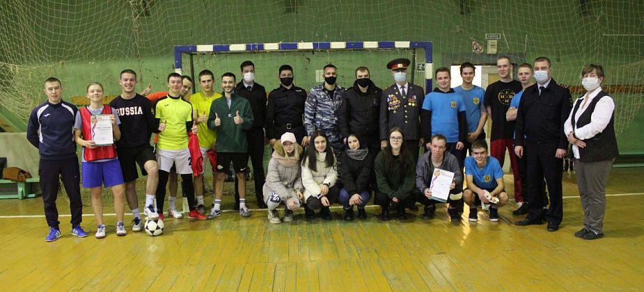 Студенты побывали на экскурсии в отделе полиции Серова и сыграли в футбол с сотрудниками