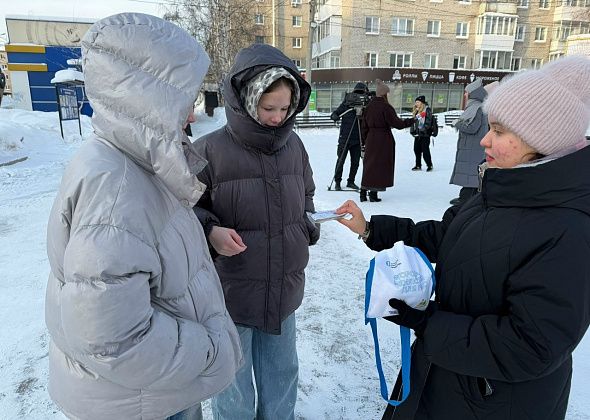 Серовские школьники раздали прохожим хлеб и рассказали о блокаде Ленинграда