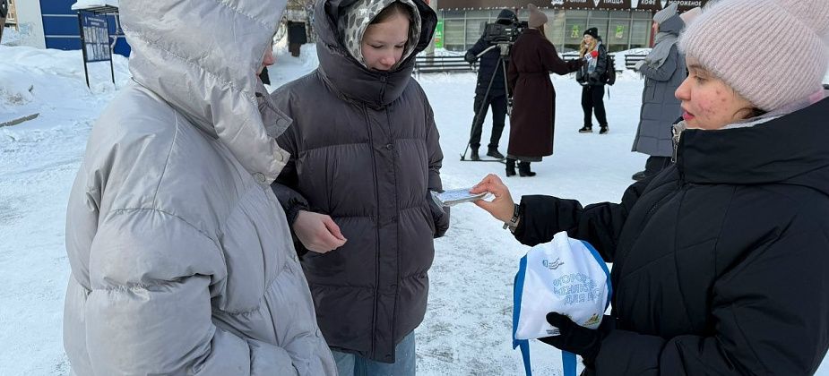 Серовские школьники раздали прохожим хлеб и рассказали о блокаде Ленинграда