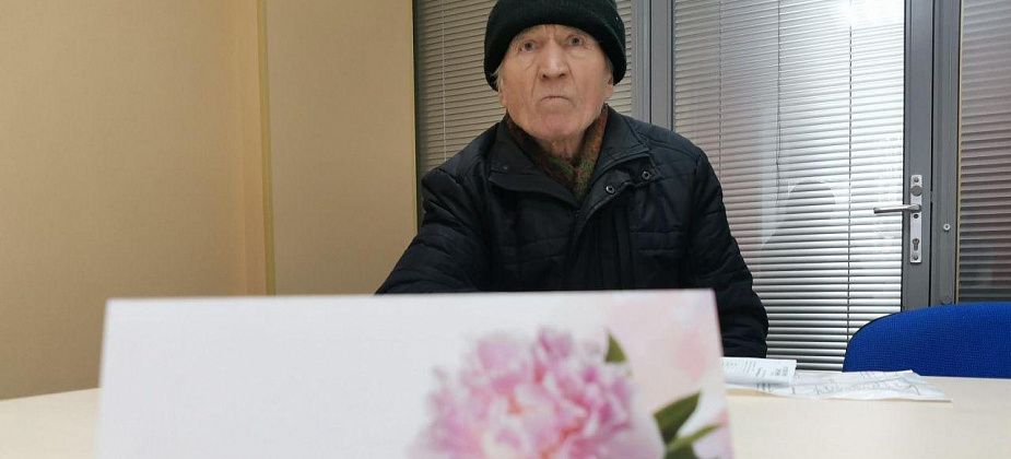Четыре месяца «Почта России» доставляла серовскому пенсионеру открытку ко дню рождения