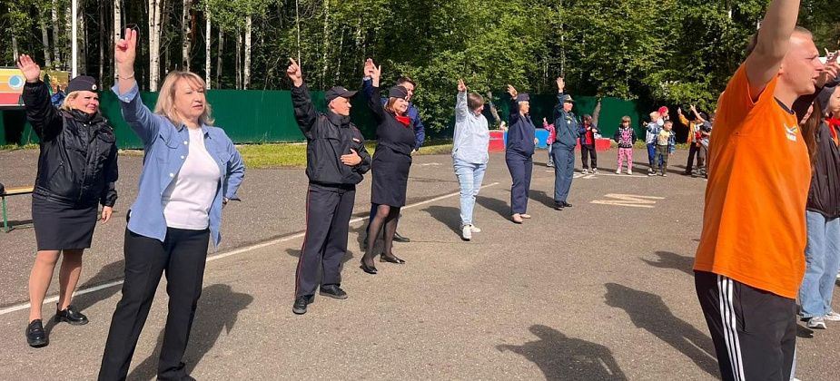Серовские силовики провели в «Веселом бору» «Зарядку со стражем порядка»