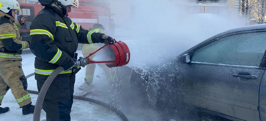 В Серове горела легковушка. Под автомобилем развели костер?