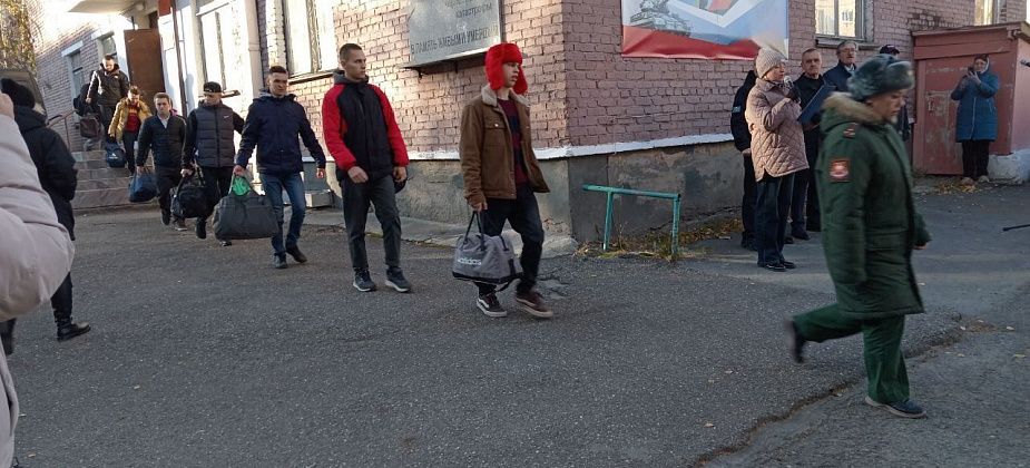 На службу в армию из Серова отправили 18 новобранцев