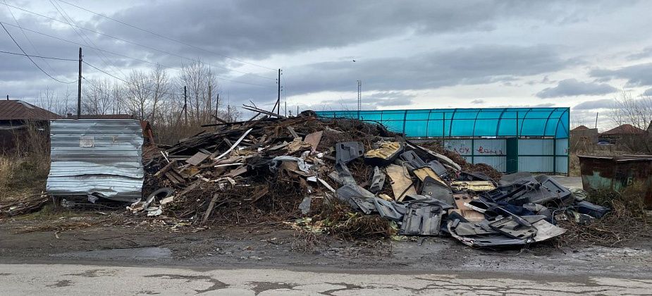 "Вот - мусорка. Куда я еще должен отвозить?". Мусор продолжает копиться на контейнерных площадках Серова