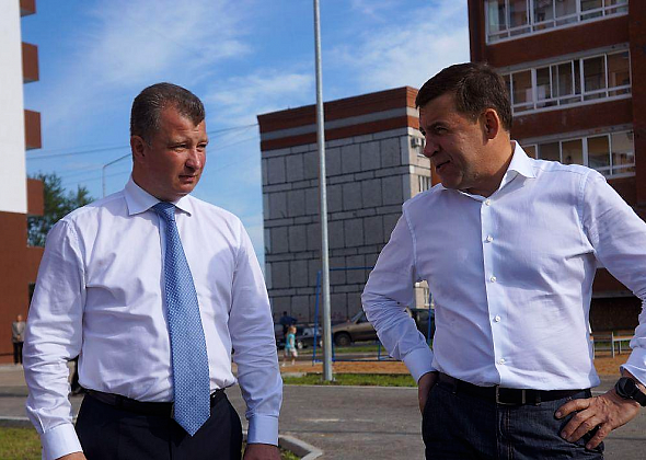 Губернатор Евгений Куйвашев приехал в Серов. Он посетил новостройку и встретился с семьей, готовящейся въехать в одну из квартир