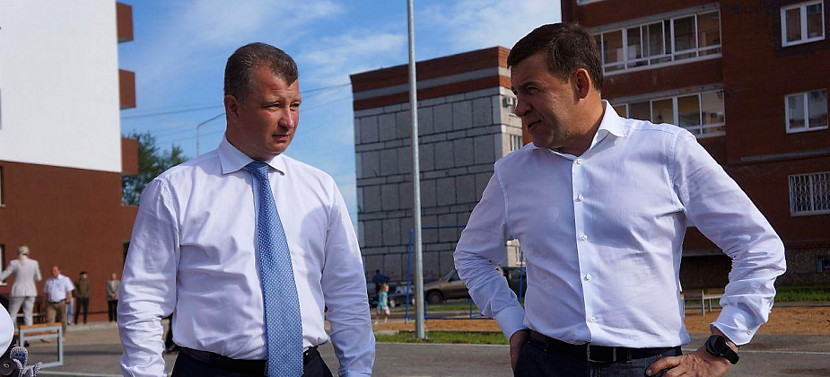 Губернатор Евгений Куйвашев приехал в Серов. Он посетил новостройку и встретился с семьей, готовящейся въехать в одну из квартир