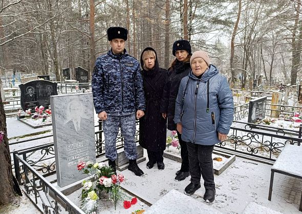 В Серове полицейские посетили вдов и могилы сотрудников, погибших при исполнении