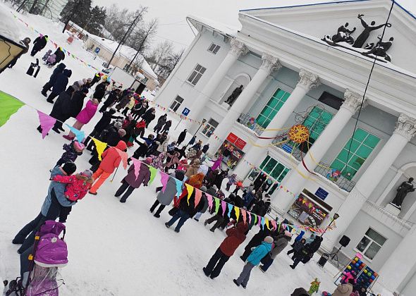 “Какой секрет? С улыбкой, с сахаром”. В поселке Энергетиков конкурсом блинного искусства отметили Масленицу 