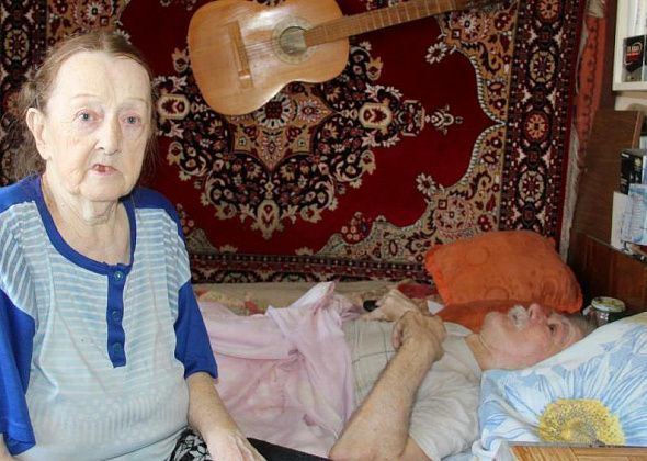"У него уже рука правая не шевелится". Лежачий серовчанин не может добиться I группы инвалидности