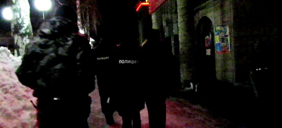 Полицейские Серова в поисках подростков проверяют увеселительные заведения