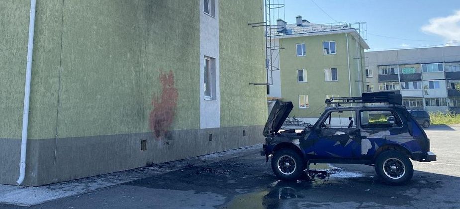В Серове горящая “Нива” врезалась в жилой дом