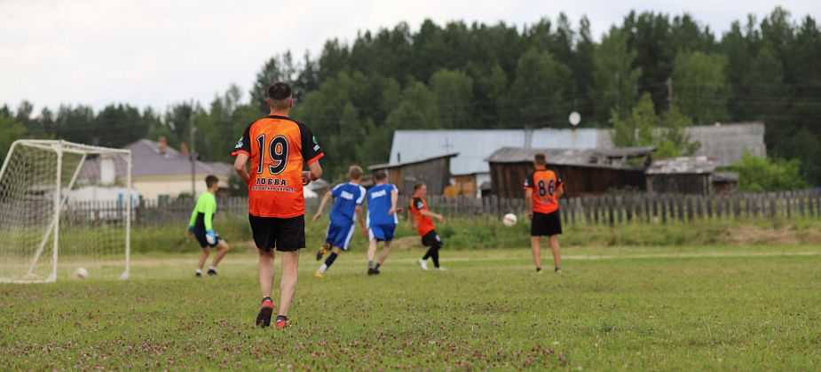 В Лобве состоялся товарищеский футбольный матч в защиту стадиона от застройки