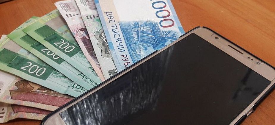 Серовчанка пошла под суд за продажу найденного телефона и покупки на чужую карту